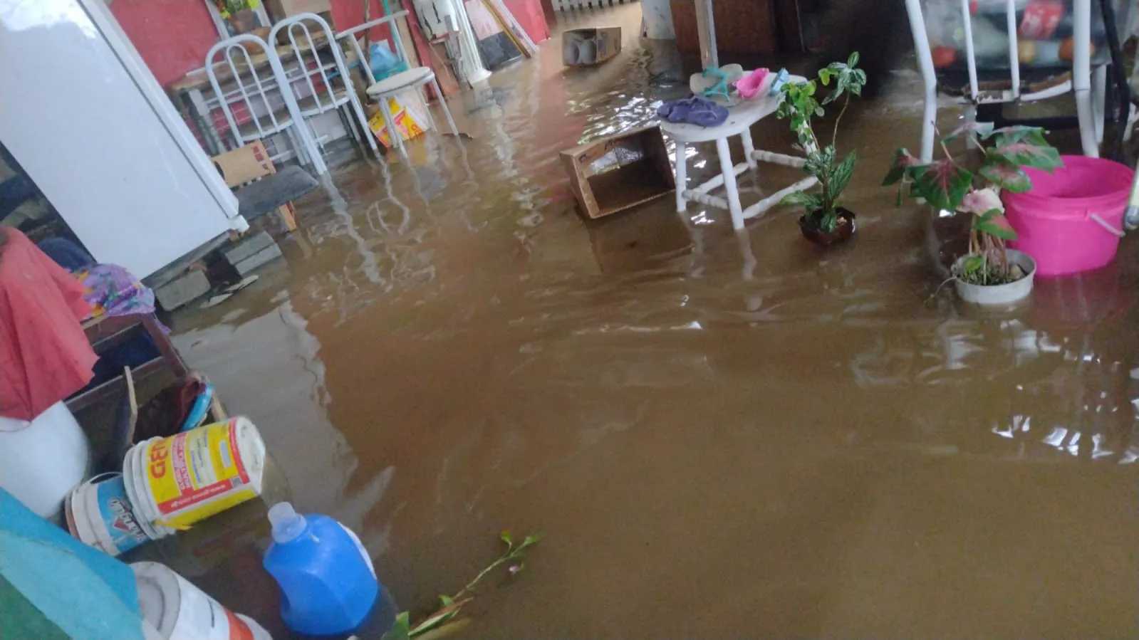 Temporal alaga Manaus e famílias perdem tudo; veja vídeo