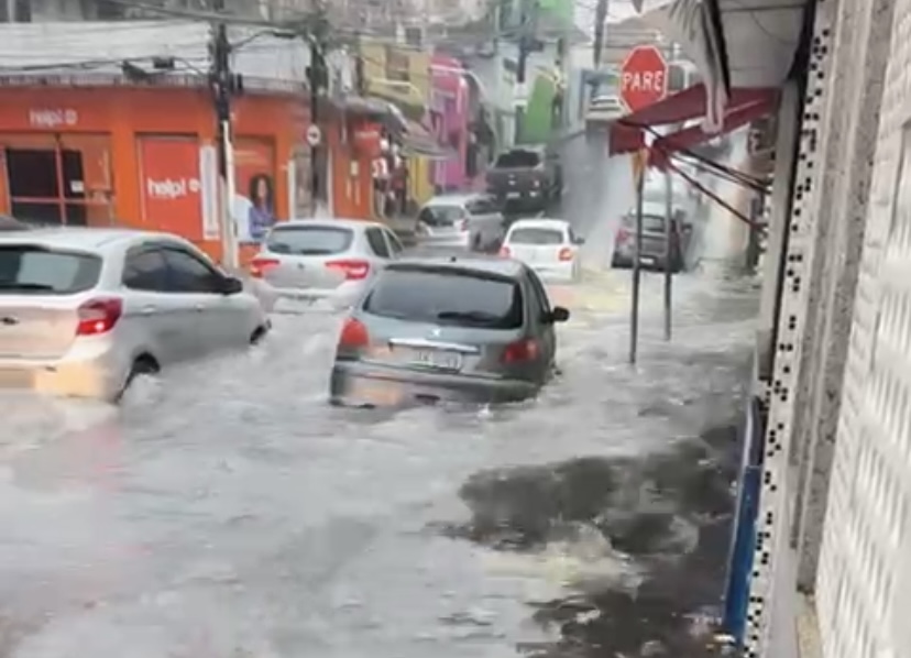 Motoristas ficam ilhados em ruas totalmente alagadas do Centro de Manaus; veja vídeo