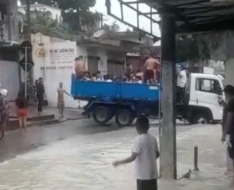 Crianças são resgatadas por caçamba após escola alagar na zona Norte de Manaus; veja video