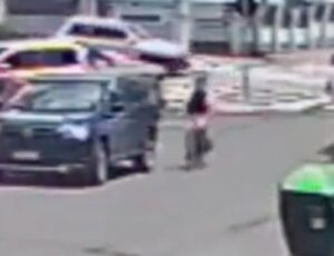 Milagre: ciclista sobrevive após ser derrubado por carro e ficar debaixo de caminhão; veja vídeo