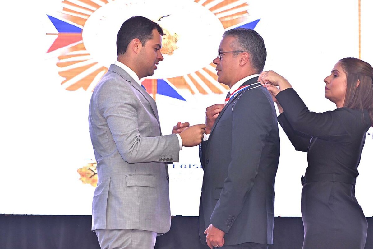Conselheiro-ouvidor do TCE-AM, Josué Cláudio, recebe Medalha do Mérito Legislativo