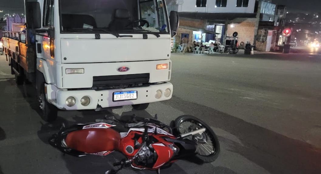 Urgente: motoqueiro é arrastado por caminhão na zona Leste de Manaus