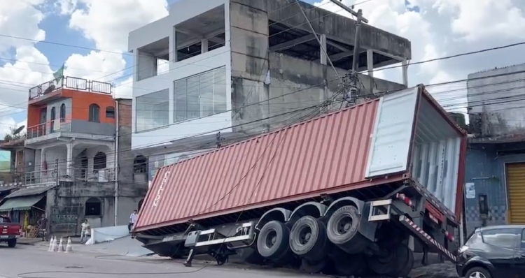Urgente: contêiner tomba e cai em cima de poste no bairro Dom Pedro