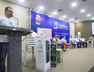 Presidente da Aleam Roberto Cidade faz entrega de doações do Programa 'Assembleia Participativa'