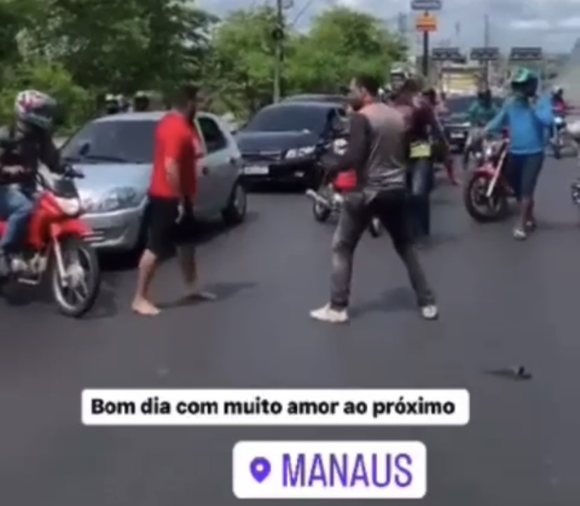 “Manaus não é para amadores”: motoristas protagonizam luta no meio da rua na Bola do Coroado; veja vídeo