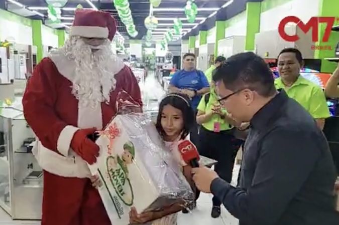 Portal CM7 realiza o sonho da menina Rafaela e a presenteia com uma máquina de costura