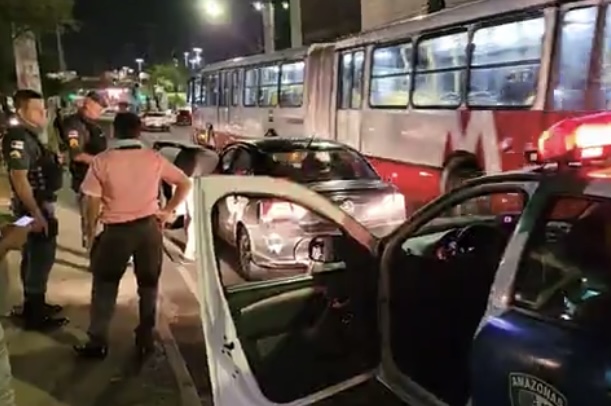 Motorista se revolta e quebra vidro de ônibus após ter carro batido na av. Autaz Mirim