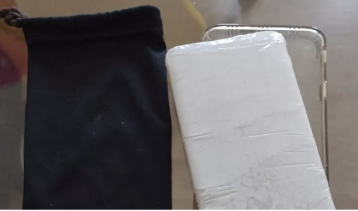 Jovem compra celular e recebe um bloco de notas no lugar do aparelho