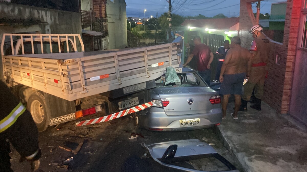 Motorista colid3 contra caminhão estacionado e fica pres0 nas ferragens no bairro São Geraldo