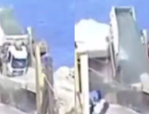 Caçamba cai em rio ao tentar descer de balsa; veja vídeo