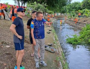 Prefeito David Almeida acompanha ação de limpeza no Igarapé do Passarinho
