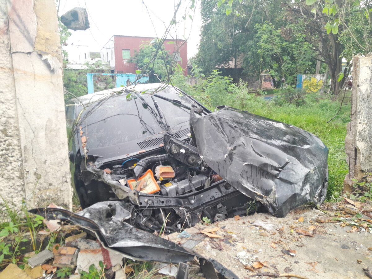 Chuva e destruição: carro tem perda total em acidente grave no Lírio do Vale
