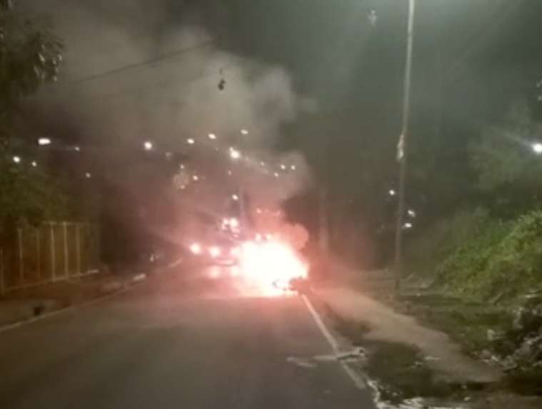 Urgente: carro pega fogo no meio da rua no Santo Antônio; veja vídeo