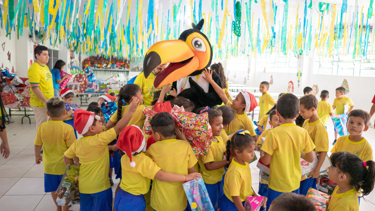 Atem doa brinquedos a 7 instituições que atendem crianças e adolescentes