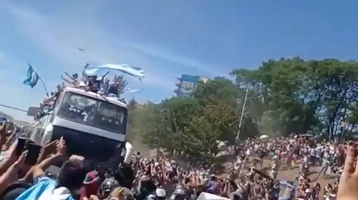 Torcedor da Argentina cai de viaduto ao tentar pul4r em ônibus da seleção; veja vídeo