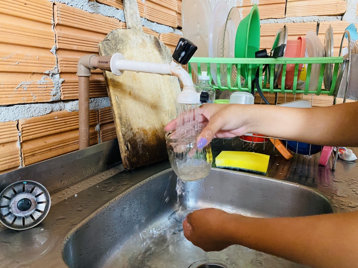 Moradores da comunidade Raio de Sol recebem água tratada pela primeira vez e comemoram
