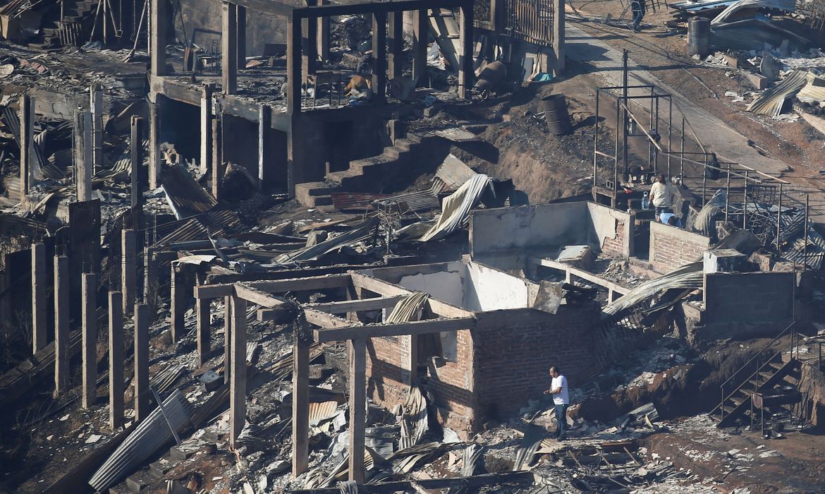 Incêndio destrói casas e deixa 2 mortos em cidade turística chilena