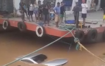 Carro despenca em rio e deixa motorista gravemente ferido no Porto de Manicoré; veja vídeo