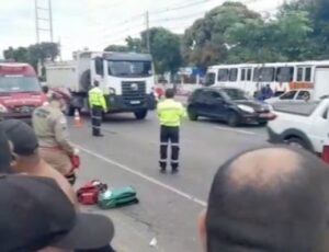 Marido enlouquece ao ver esposa esmagada contra o poste na Ponta Negra; veja vídeo Manaus - A mulher que foi morta esmagada por uma picape na parada de ônibus, na Avenida Coronel Teixeira, estava a caminho do seu trabalho. Segundo informações, Andrea Trindade Ferreira de 46 anos, trabalhava como serviços gerais, na Maternidade Moura Tapajós, localizada no bairro Compensa, Avenida Brasil Zona Oeste da cidade de Manaus e estaria na companhia do marido esperando o ônibus para ir ao trabalho quando a tragédia aconteceu. Após o acidente o marido também ficou desmaiado e foi socorrido por mototaxistas que presenciaram a tragédia. Assim que tomou consciência, entrou total desespero tentando acordar a esposa, mas já era tarde demais. Por conta da gravidade do acidente, duas ambulâncias de resgate do corpo de bombeiros foram acionados para retirar a vítima que estava imprensada sobre o poste e os vidros da parada. O casal tem dois filhos um adolescente de 16 anos e um filho pequeno que mora no interior. O corpo foi removido para o necrotério do Instituto Médico Legal.O caso será investigado pelo Departamento de Trânsito de mobilidade Urbana (IMMU), que vai solicitar as imagens das câmeras de segurança dos estabelecimentos das adjacências para identificar o autor do crime.