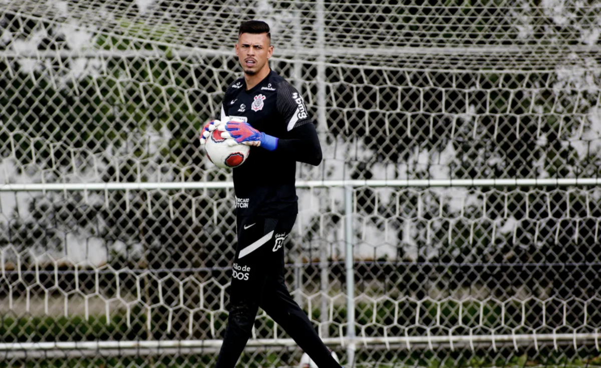 Vasco negocia com Corinthians compra do goleiro Ivan