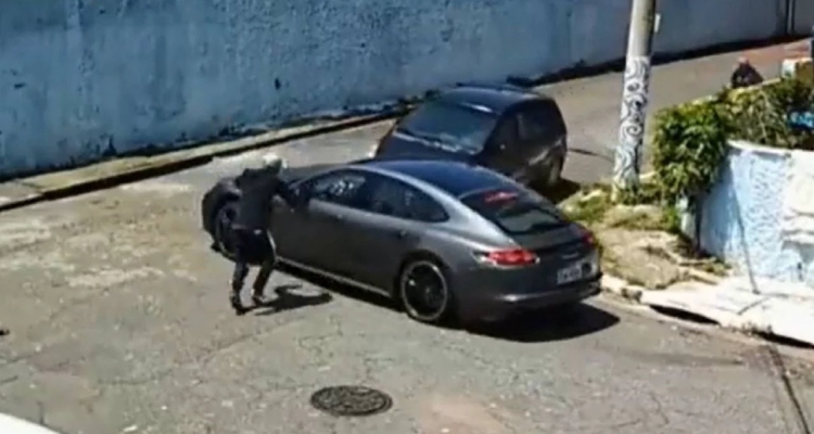 Assaltantes disparam contra empresário de 67 anos em Porsche blindado; veja vídeo