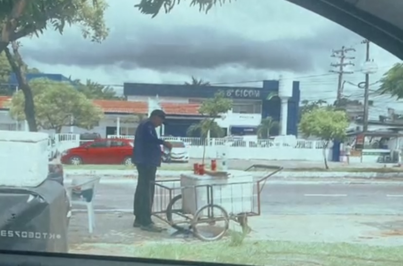 “Essa é da boa”: vendedor é flagrado enchendo garrafas de água para supostamente vender no sinal da Cidade Nova; veja