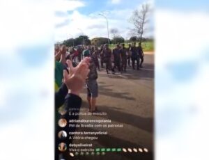 Manifestantes aplaudem Polícia do Exército que se recusou a retirar barracas em frente de quartel