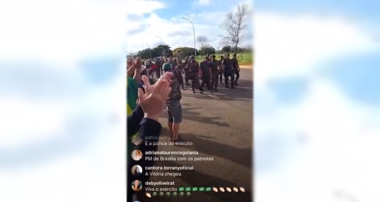 Manifestantes aplaudem Polícia do Exército que se recusou a retirar barracas em frente de quartel