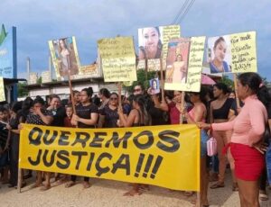 Em Jutaí, familiares protestam em frente de delegacia após mulher ser m0rta por ex-marido