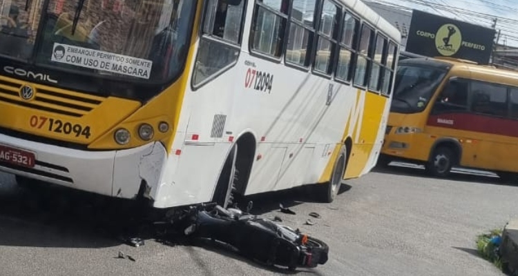 Urgente: moto vai parar debaixo de ônibus na ‘curva da morte’ do Armando Mendes; veja vídeo