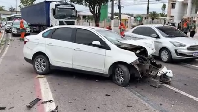 Motorista dorme ao volante e bate carro contra árvore na estrada da Ponta Negra