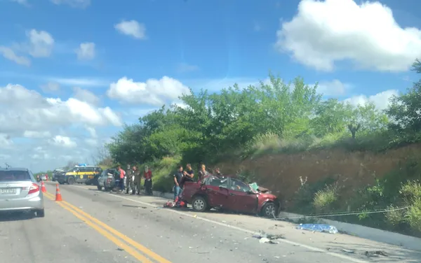 No último dia do ano, cinco pessoas m0rrem em acidente envolvendo carro e caminhão