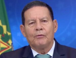"Brasil muda de governo, mas não de regime", diz Mourão durante pronunciamento