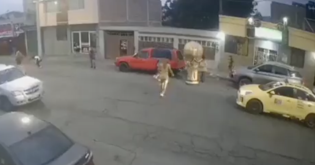 Fã de Anitta vai rebolar no meio da rua e acaba atropel4do; veja vídeo