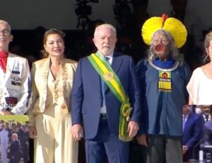 Durante posse, Lula esquece de saudar à bandeira, não canta o Hino Nacional e erra juramento; veja vídeos