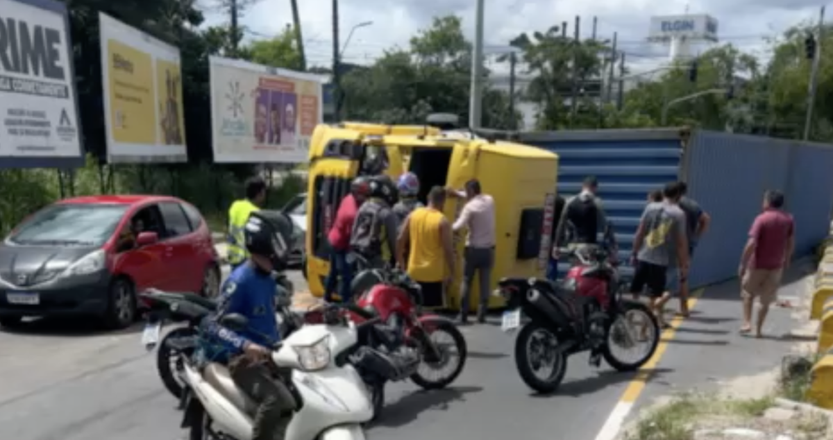 Caminhão tomba e deixa o trânsito infernal no Distrito; veja vídeos