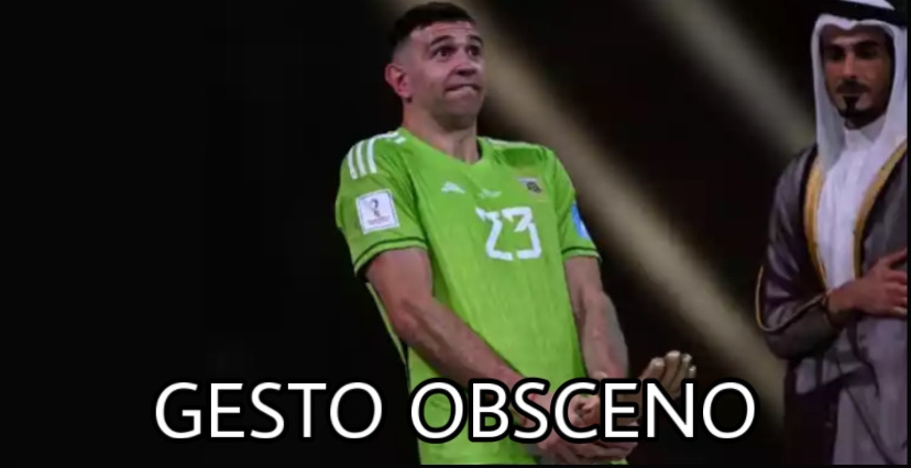 Artigo: O gesto obsceno em público