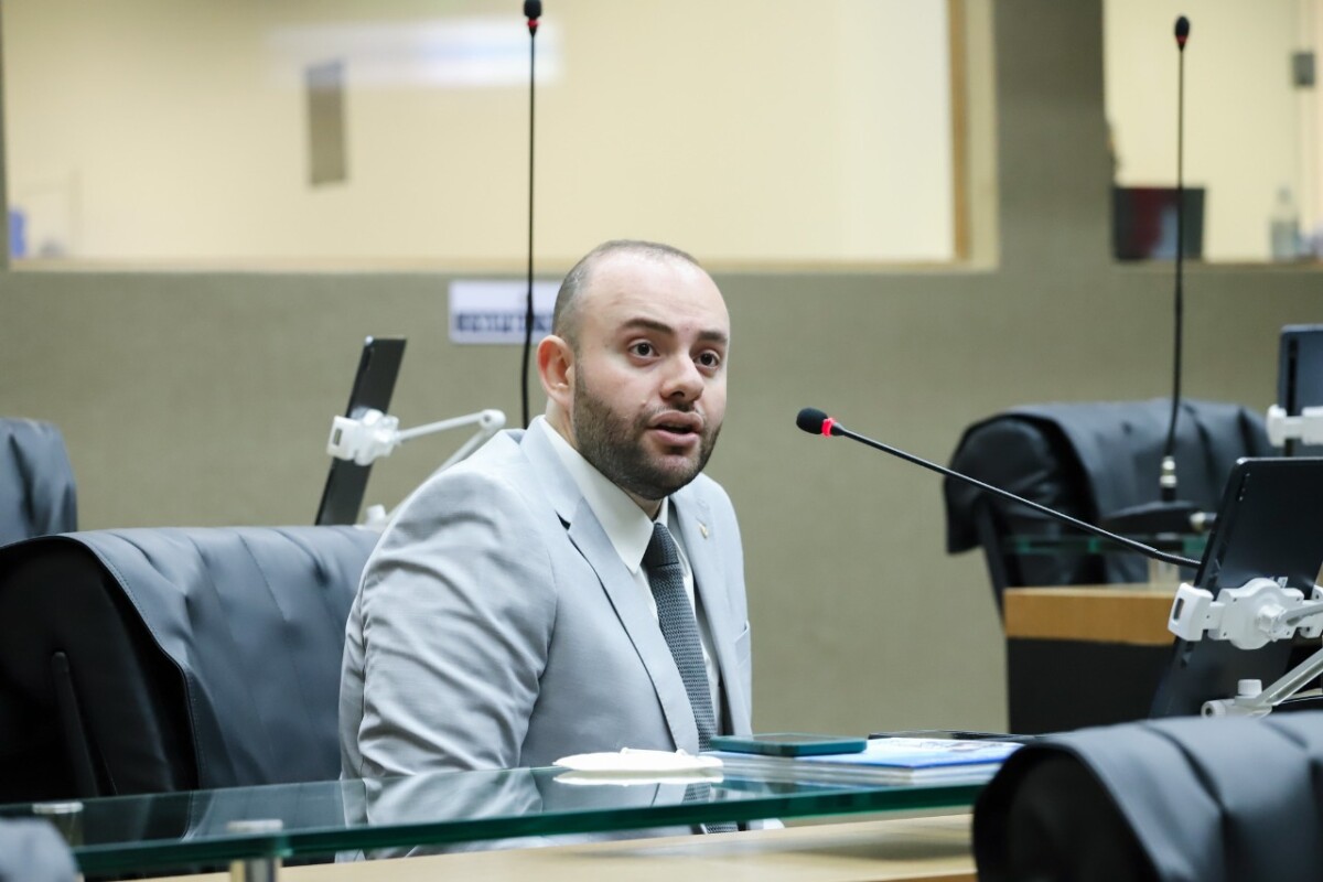 Fausto Santos Jr. critica Lula por extinguir Secretaria de Educação para Surdos