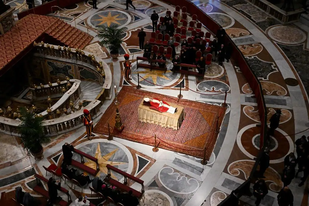 Último adeus: milhares de pessoas acompanham funeral de Bento XVI no Vaticano; veja