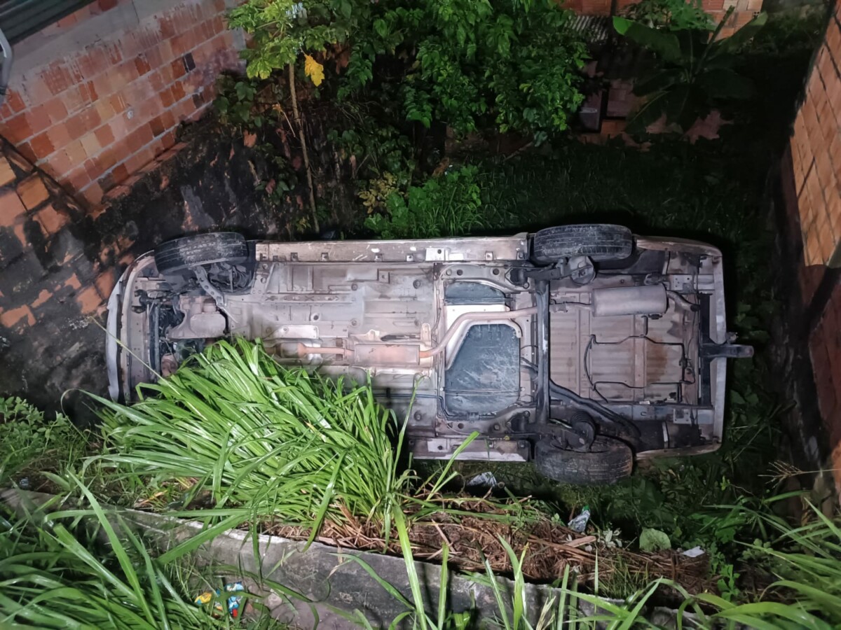 Urgente: motorista perde o controle da direção e capota carro no Colônia Terra Nova