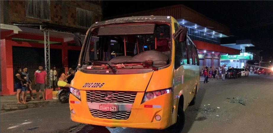 Carro capota após colisão com ‘amarelinho’, em Manaus