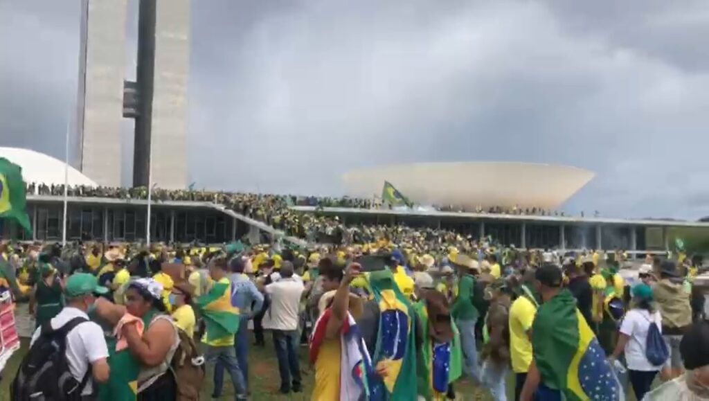 Urgente: manifestantes protestam contra Lula e ocupam o teto do Congresso Nacional; veja os vídeos