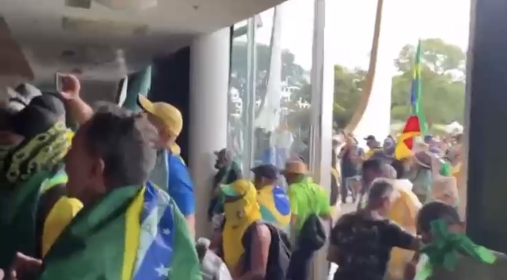 Agora: STF é invadido por manifestantes revoltados com Moraes; veja vídeos