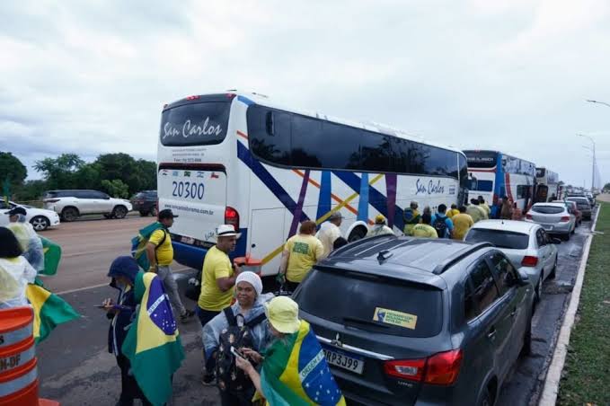 “Supremo é o POVO”: mais de 100 ônibus chegam em Brasília com 4 mil manifestantes de todo o Brasil; veja o vídeo