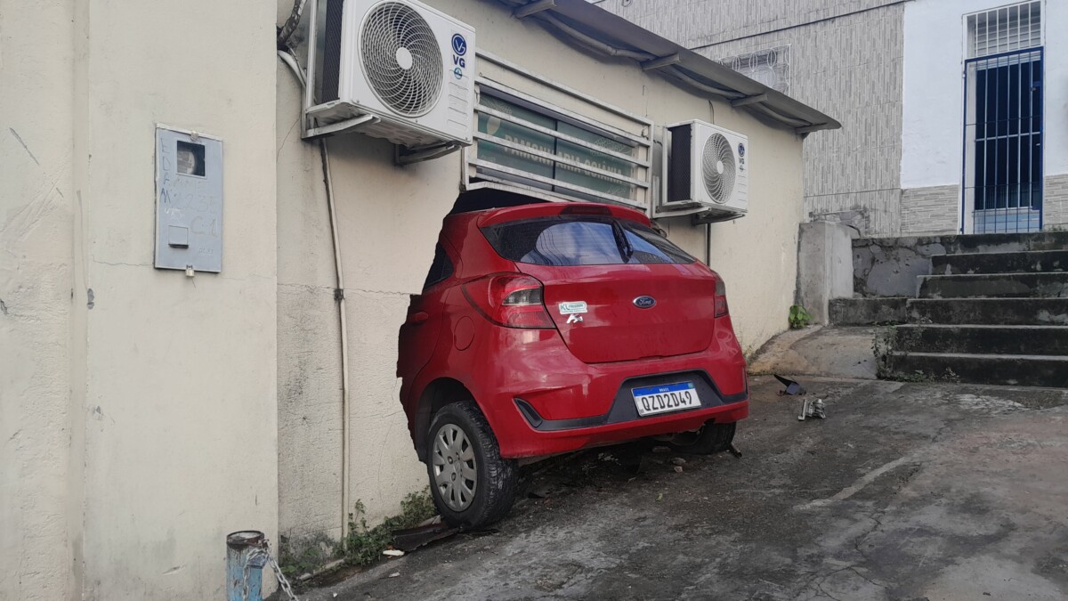 Mulher perde controle de carro e invade Pamonharia Goiânia no Boulevard 