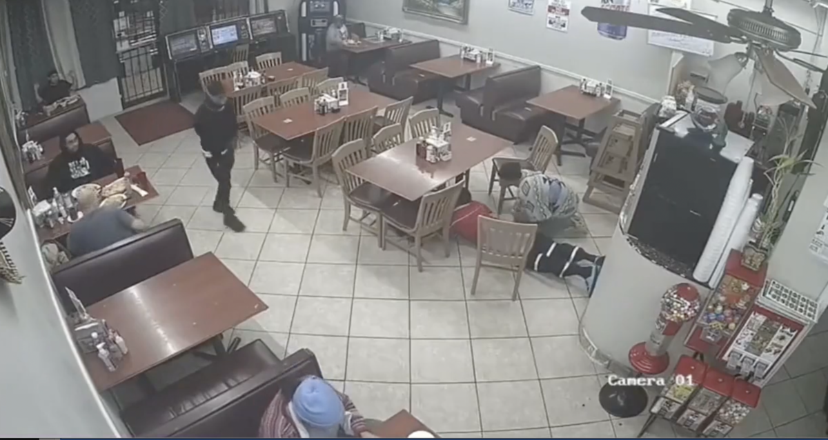 Vai roubar o capet4: bandido é m0rto por justiceiro durante arrastão em restaurante; veja vídeo