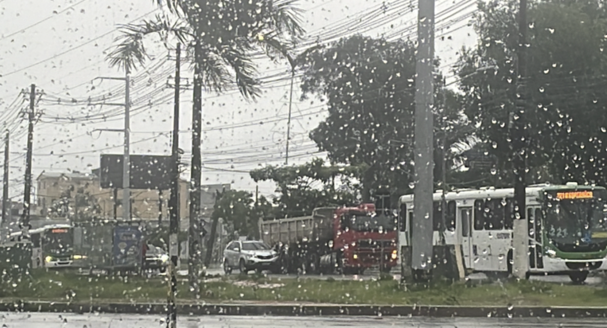 Urgente: forte temporal atinge Manaus e deixa o trânsito mais caótico ainda na Coronel Teixeira; veja vídeo