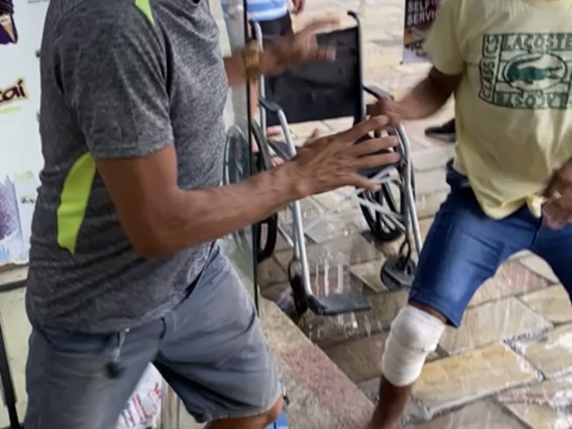 ‘Falso cadeirante’ levanta e sai no soc0 após ser desmascarado por enganar pessoas no Centro de Manaus; veja