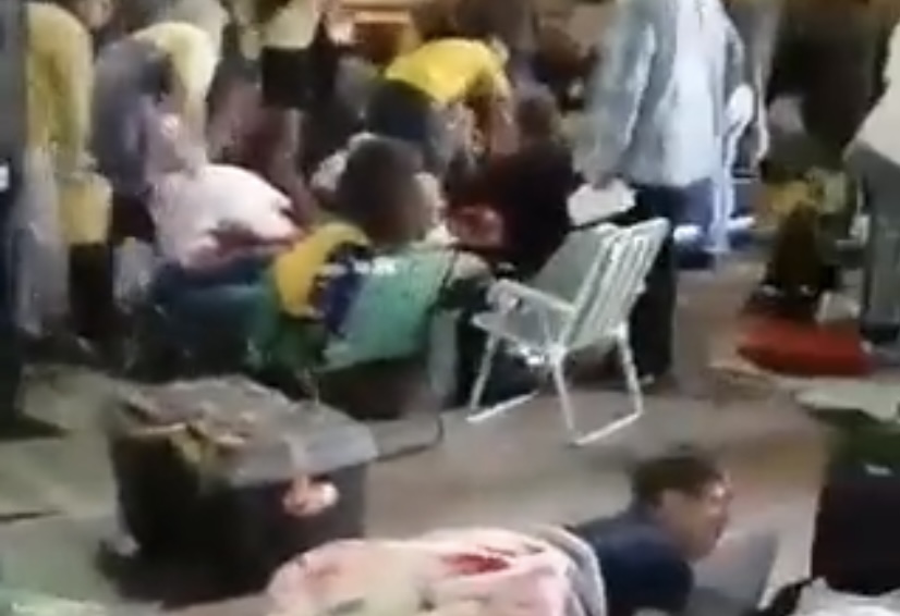 Patriotas brasileiros estão m0rrendo no galpão em Brasília; veja vídeos