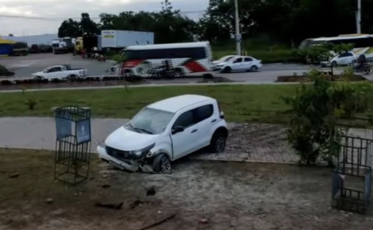 Carro fica destruído após colidir contra mureta na Rotatória do Armando Mendes